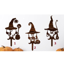 Vrtni škrat s halloween dekoracijo. Postavite ga ob izrezanih bučah, med jesensko dekoracijo ali kot samostojno dekoracijo na vr