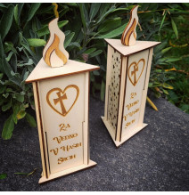 Trikotna samostoječa lesena sveča 9x23cm