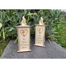 Trikotna samostoječa lesena sveča 9x23cm