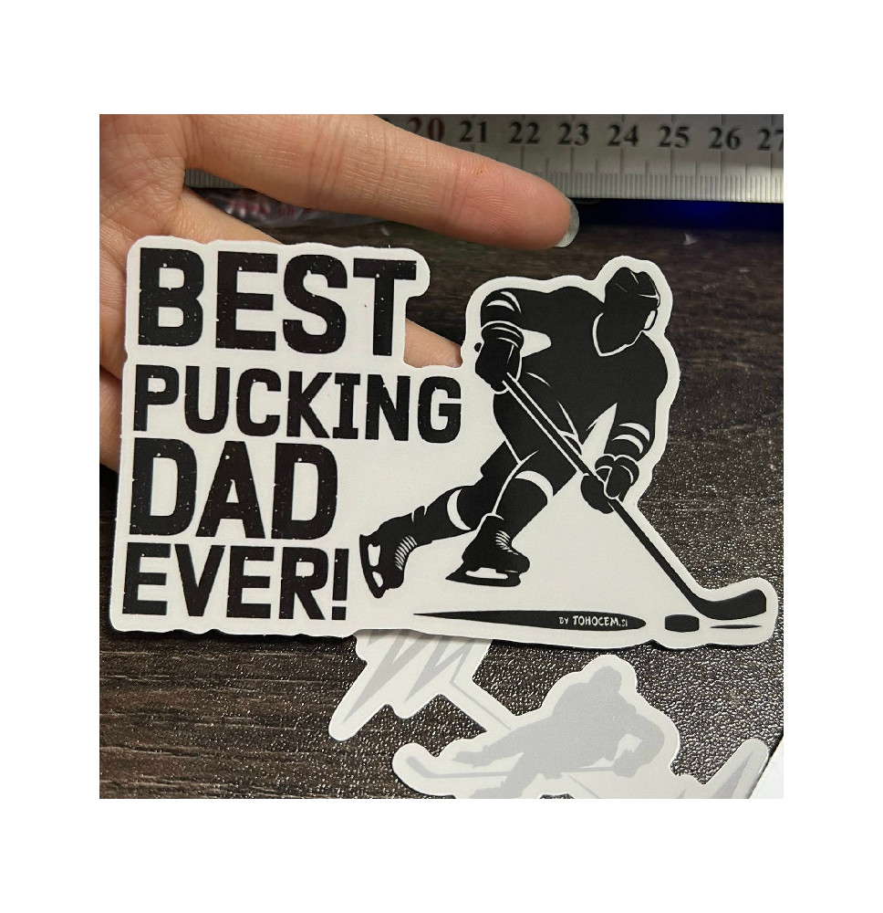 Hokejska nalepka širine 10 cm na prozorni foliji, UV odporna zato jo lahko nalepimo na avto, steklo ali drugo gladko površino.